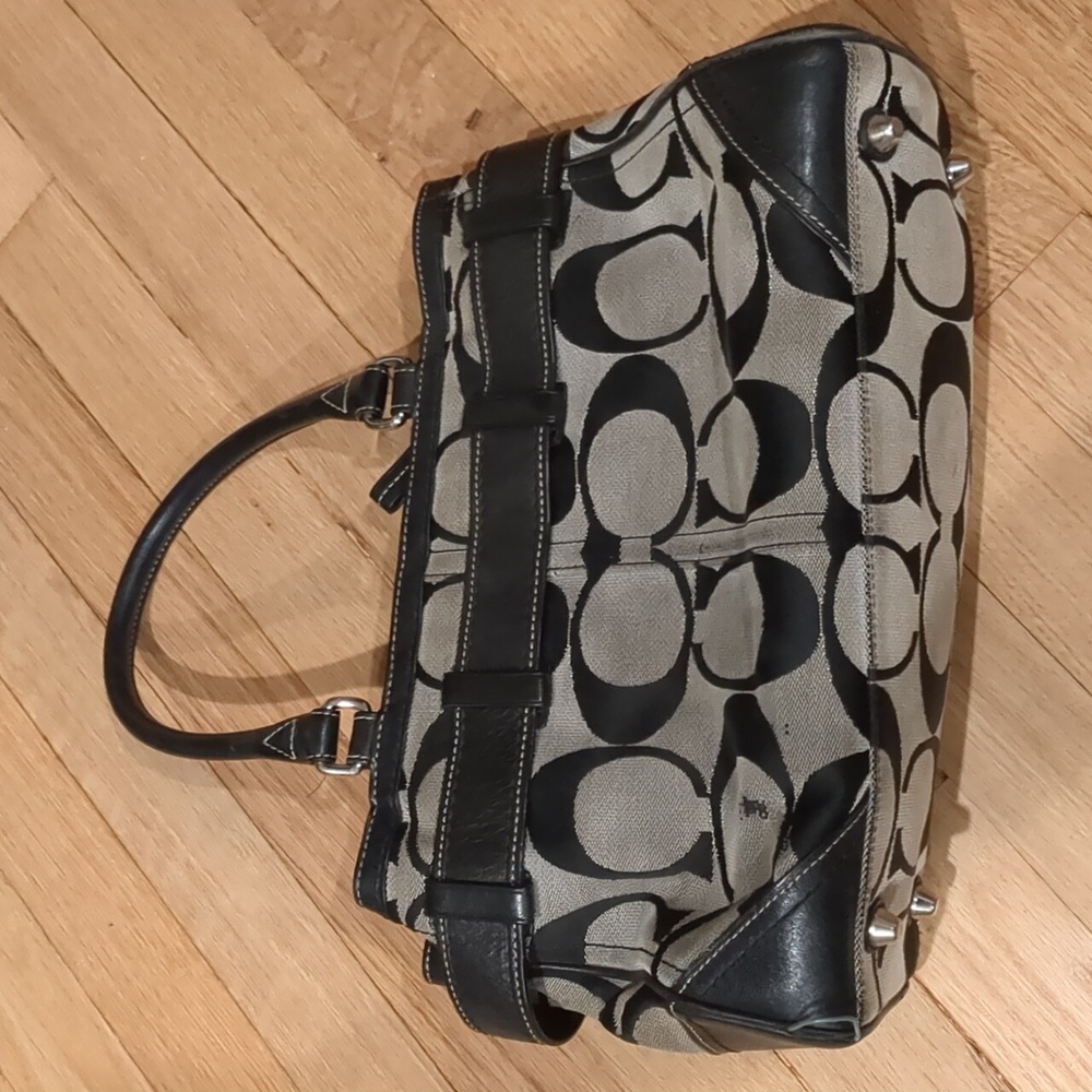 Authentic Coach Hamptons Signature Pocketbook - Picture 2 of 12